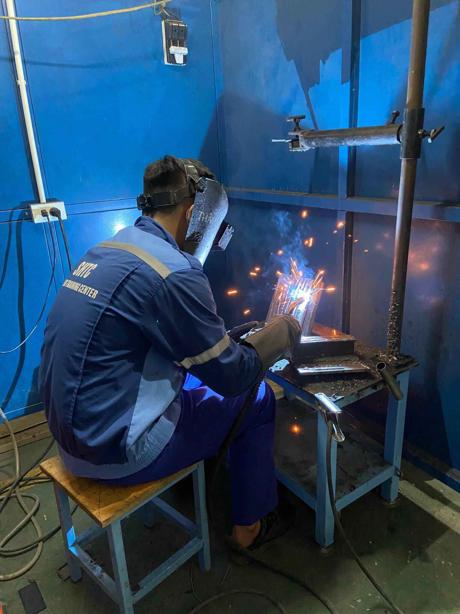 Thực tập sinh Đông Phương luyện tập kỹ năng nghề Hàn chuẩn bị xuất cảnh